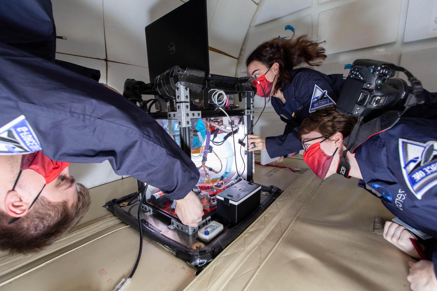 全球十大赌钱排行app学院微重力小组的成员在美国宇航局进行研究?s zero g aircraft.